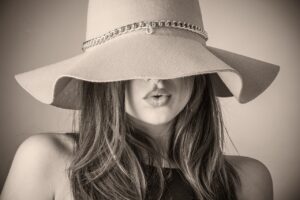 Junge Frauen flirten
