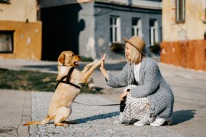 Frau mit Hund